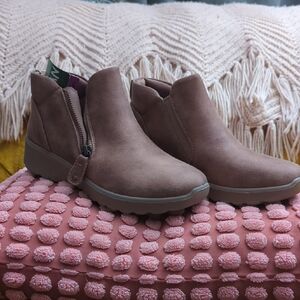 Skechers Women's Tan Ankle Boots